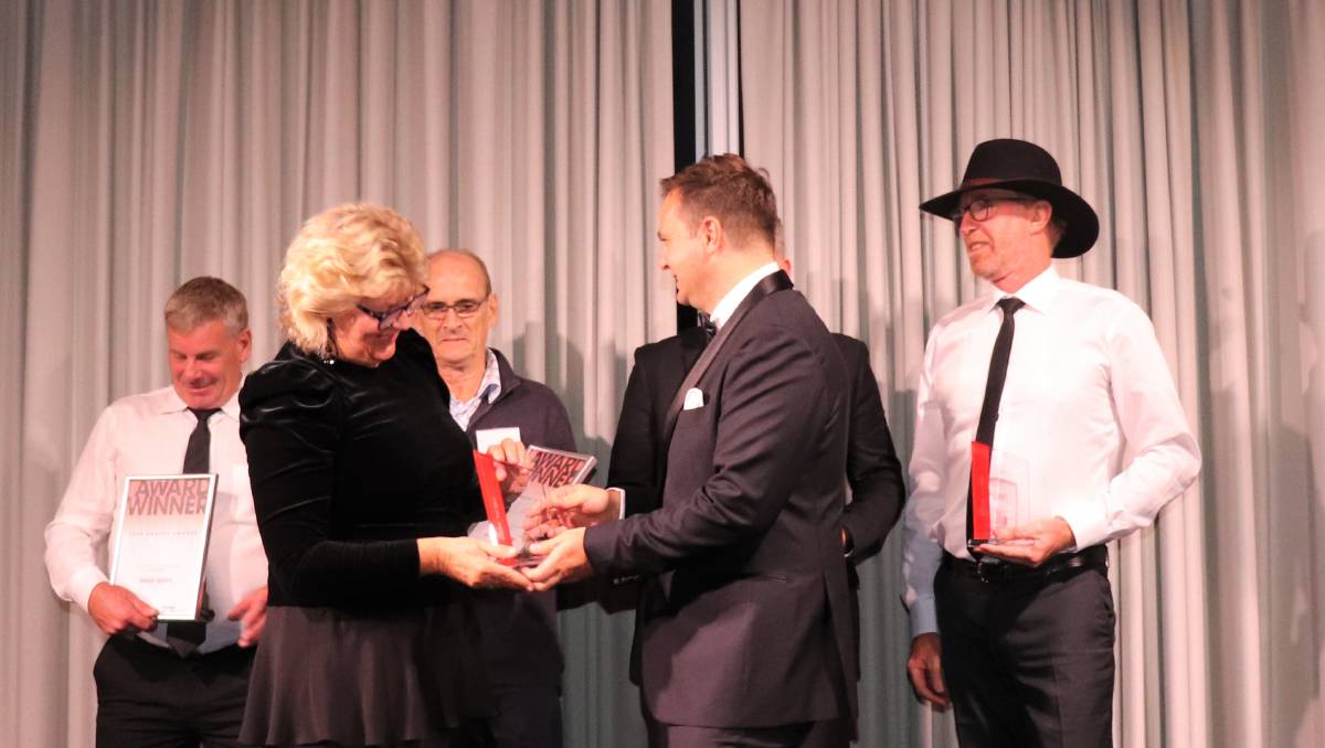 VisibleFarmer's tweet image. Congrats 🎉The 1. woman to receive the award 🏆

"There's a lot more young women coming into agriculture now which is really exciting. I think in just the next five years we will see a huge turnaround of women in agriculture." Kris Teakle

farmweekly.com.au/story/7191479/… 

#VisibleFarmer