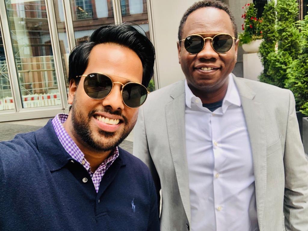 Das Gewicht des Lebens

Ein junger Mann kam zu einem alten Weisen.

"Meister", sprach er mit schleppender Stimme "das Leben liegt mir wie eine Last auf den Schultern. Es drückt mich zu Boden und ich habe das Gefühl,.....
(Quelle unbekannt)
Wir wünschen Euch schöne Feiertage 😊