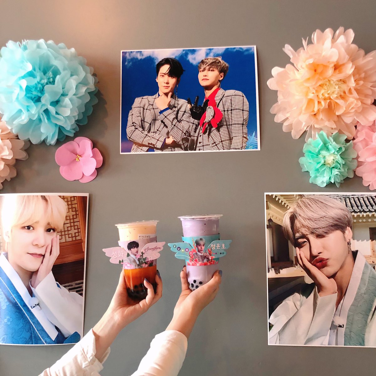 strawbrvy's tweet photo. First cupsleeve event w @RaniIllustrates ! Also, thank u for the freebies and keychains 🥰
The decor was too cute to not take a pic w 🤧
#ATEEZ #Yunho #Seonghwa https://t.co/C7mpJS5xc7