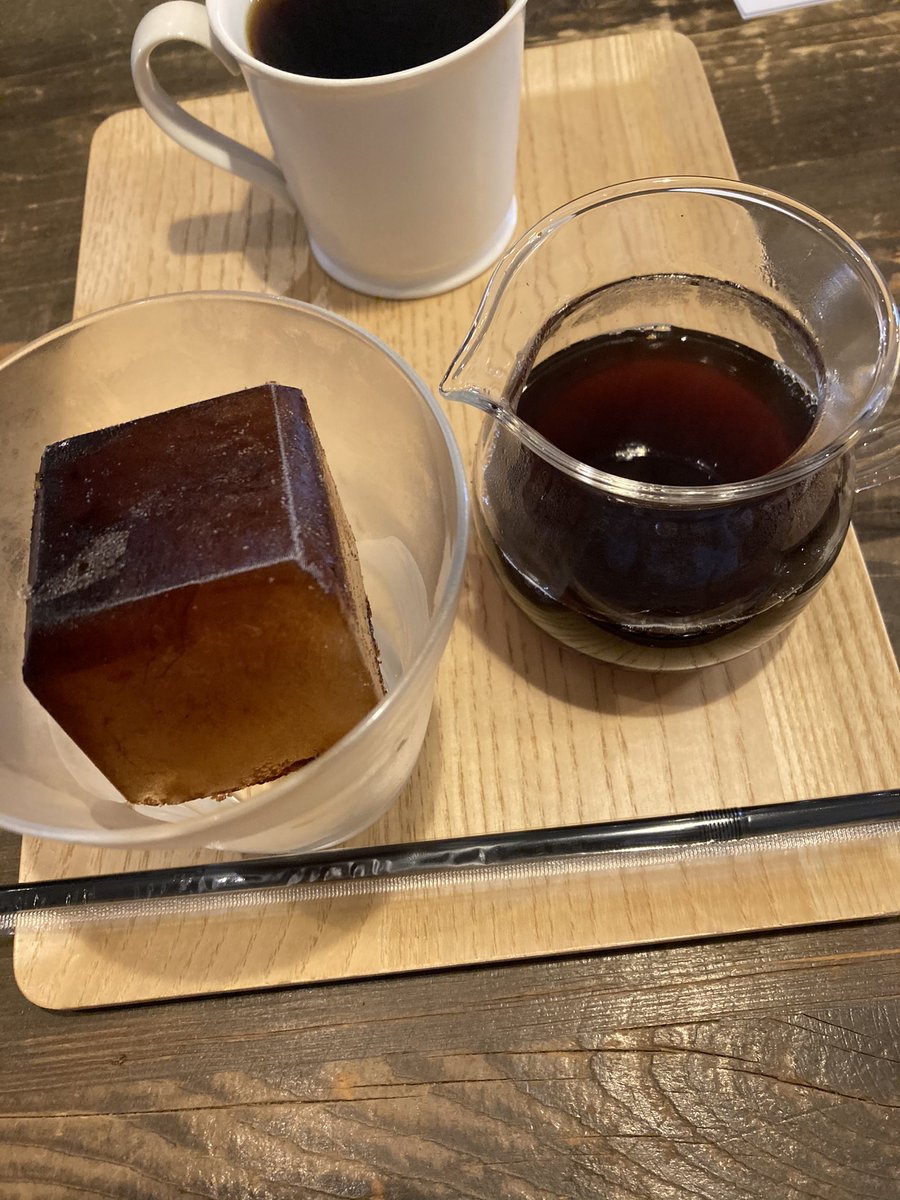 アイスコーヒーを注文したら クソデカコーヒー氷をホットで溶かしながら飲むタイプのやつだった これが一番美味しいアイスコーヒーの飲み方だと思ってる Togetter