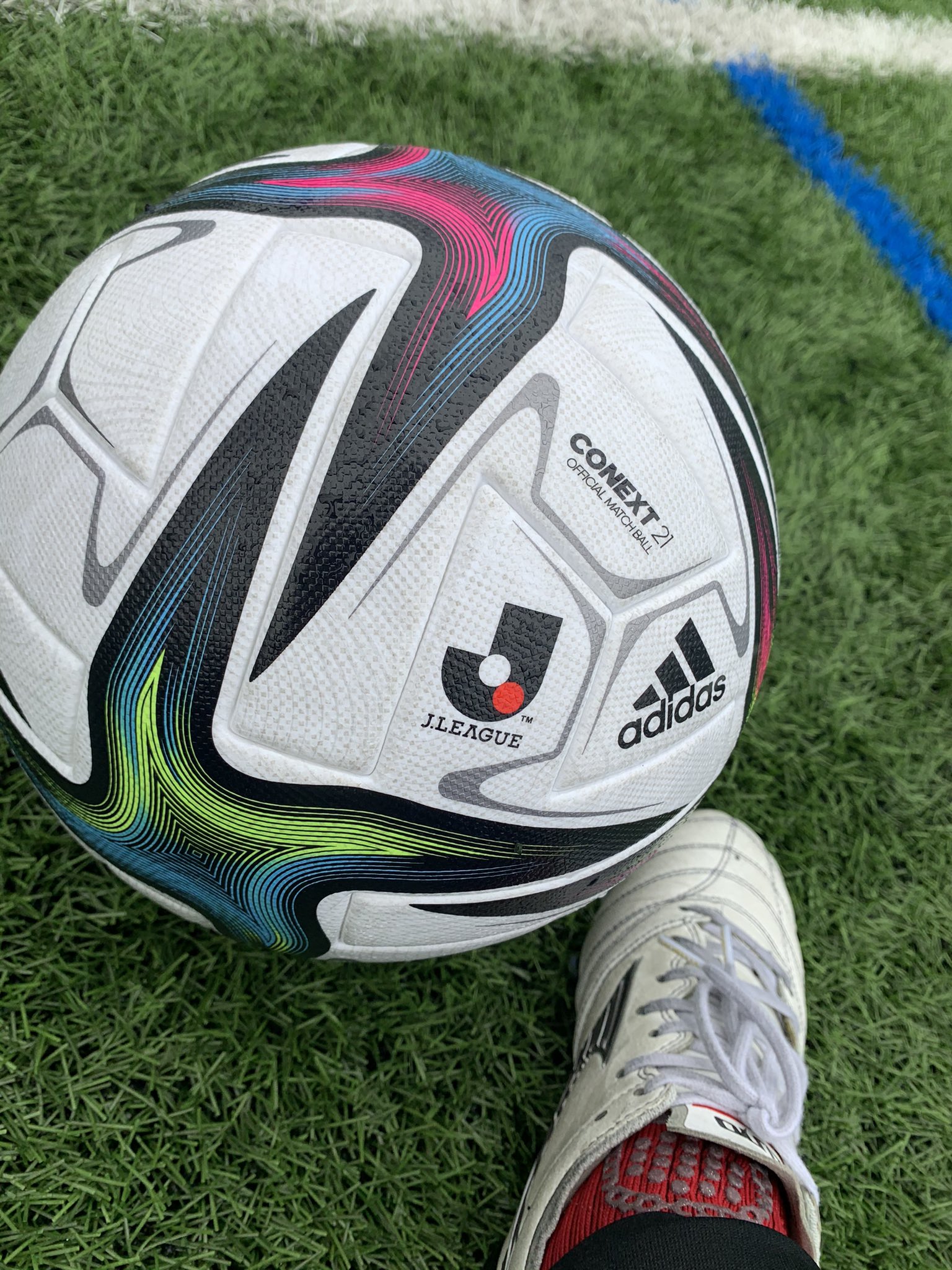 あやの 雨ニモマケズ 朝からサッカー 21年度初回で 待ちに待ったこの子に会えました 毎年の楽しみ 今年度もよろしくお願いします Zweigen 大人のサッカークラス Jリーグ公式球 T Co Usx4wy1pa3 Twitter