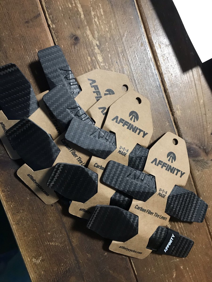 kedama104's tweet image. 帰宅したらスーパークールなフルカーボンタイヤレバー入荷してた🔧皆様いかがでしょうか？#affinitycycles #fixedgear #pist