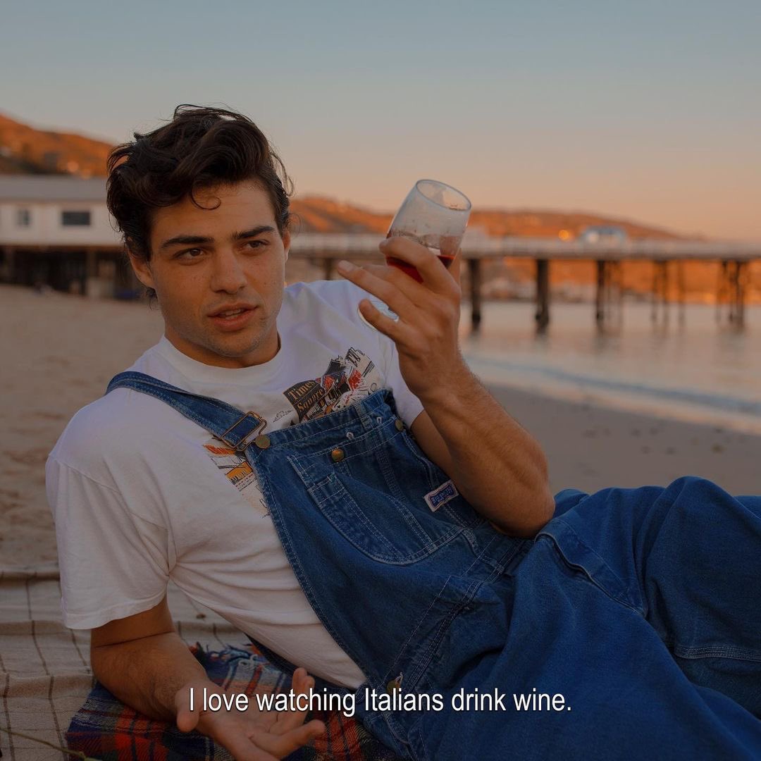 📸 Noah Centineo (@/sarahbahbah) via Instagram: 

“Eu amo assistir italianos bebendo vinho.”