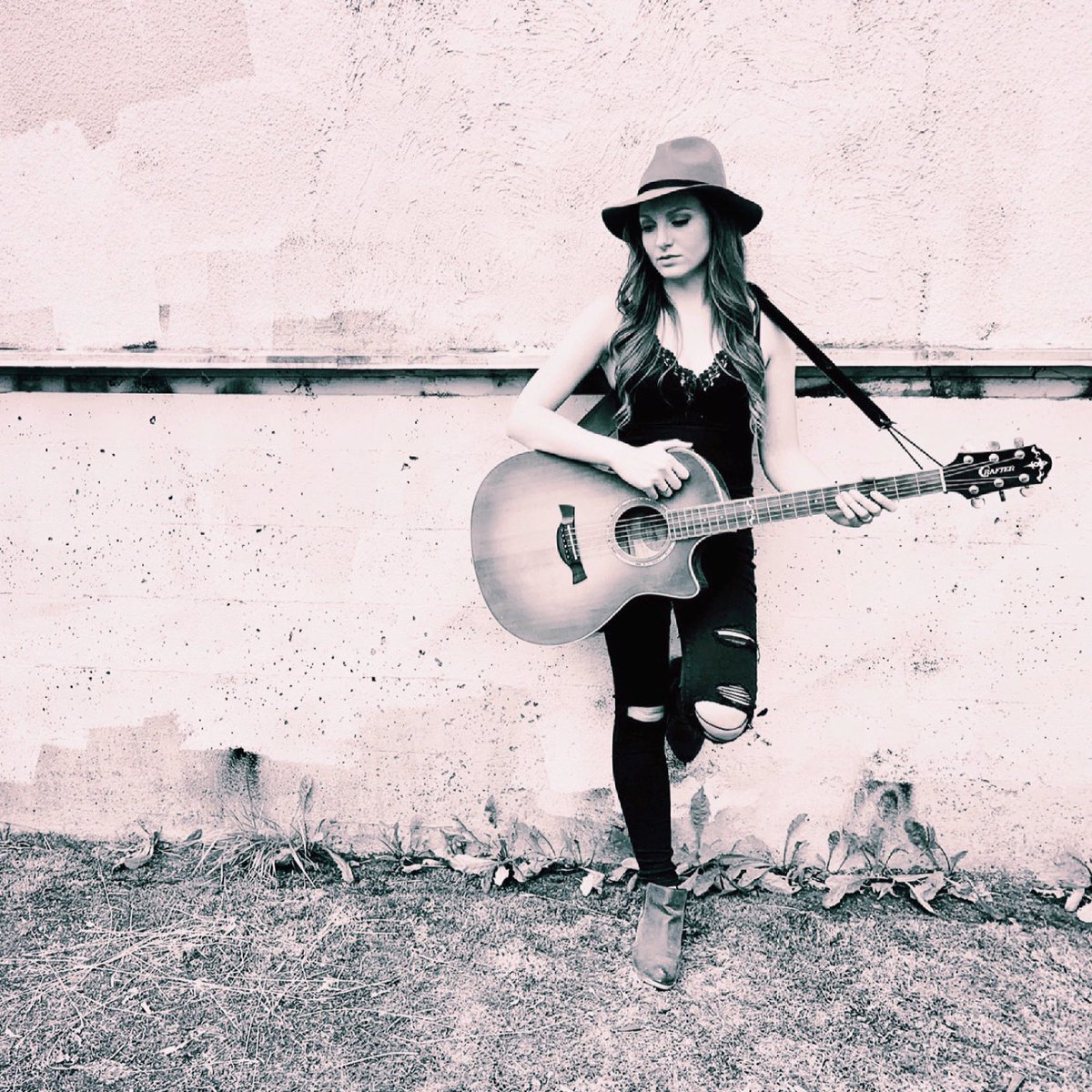 AmandaJeanMusic's tweet photo. Hope you all have a safe &amp; happy long weekend! 🤍 #HappyEaster2021 #amandajeanmusic #CanadianMusic #singersongwriter https://t.co/22xKSMFC96