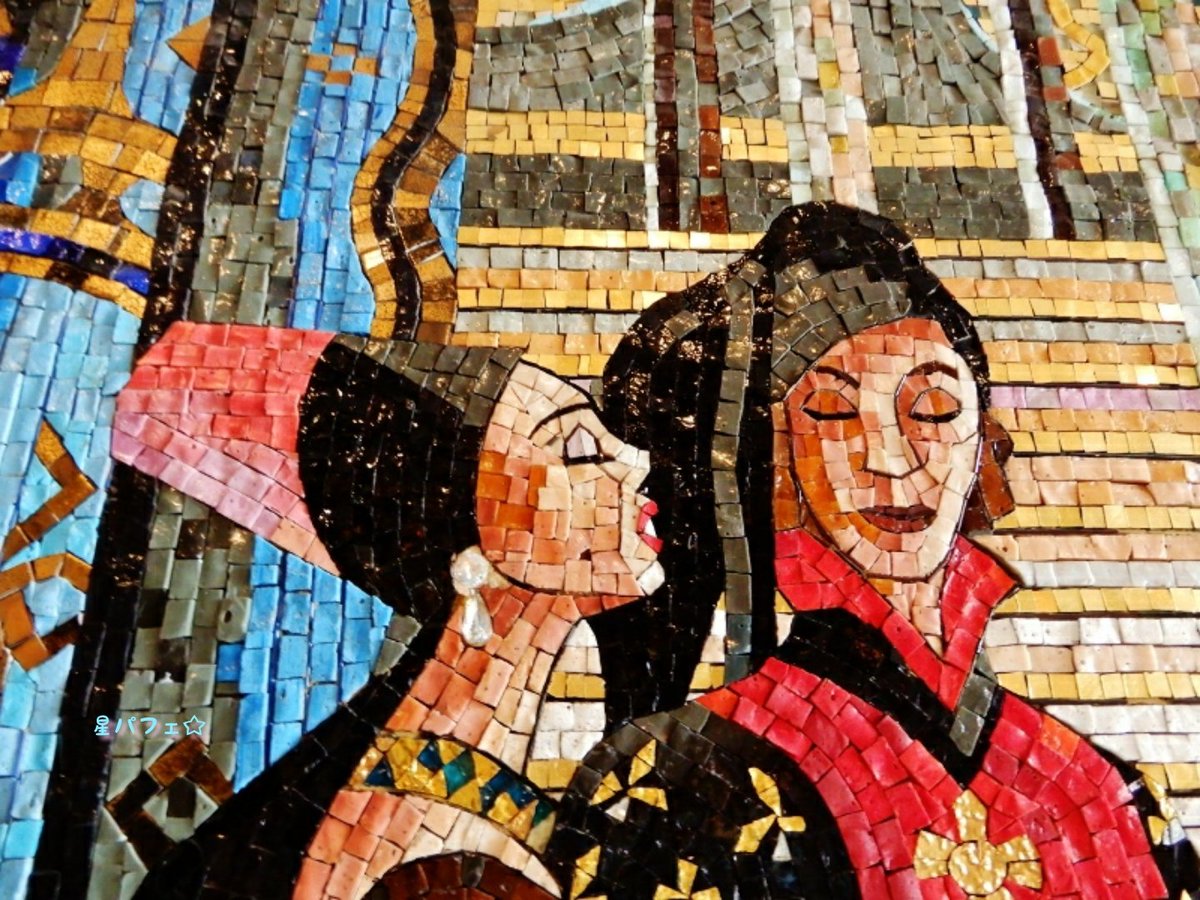 星パフェ 今日は 幸せの日 皆さんが笑顔と幸せで満ち溢れますように ﾟ 写真はシンデレラ城にある壁画 イヤリングのダイヤモンドに触れると願いが叶うらしいですよ ﾟ 幸せの日 ディズニーランド シンデレラ城 星パフェ