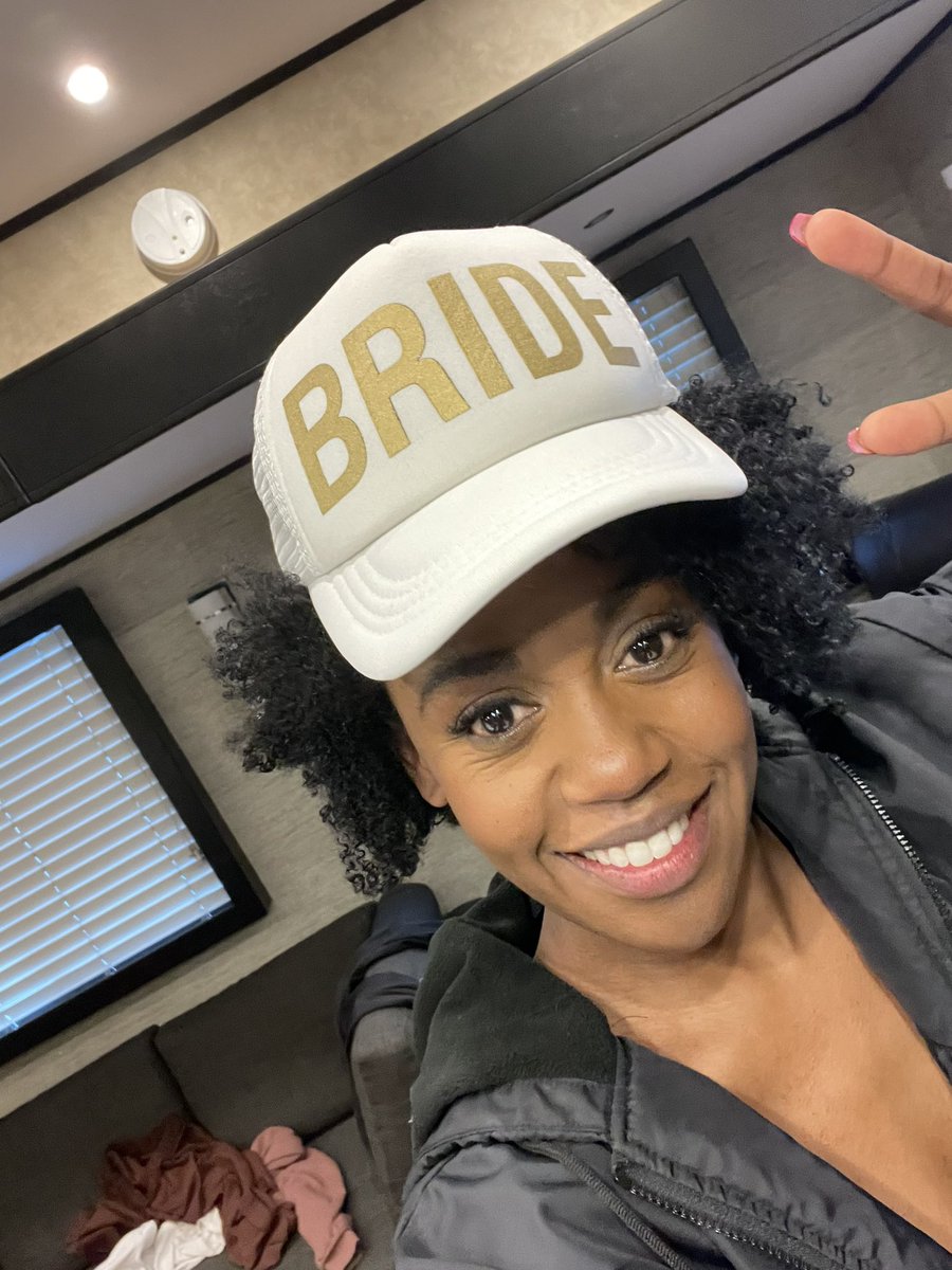 RukiyaBernard's tweet image. Bring on the snowboarding and the wedding bells #OnePerfectWedding #OneWinterWeekend #seanandmegan @hallmarkchannel