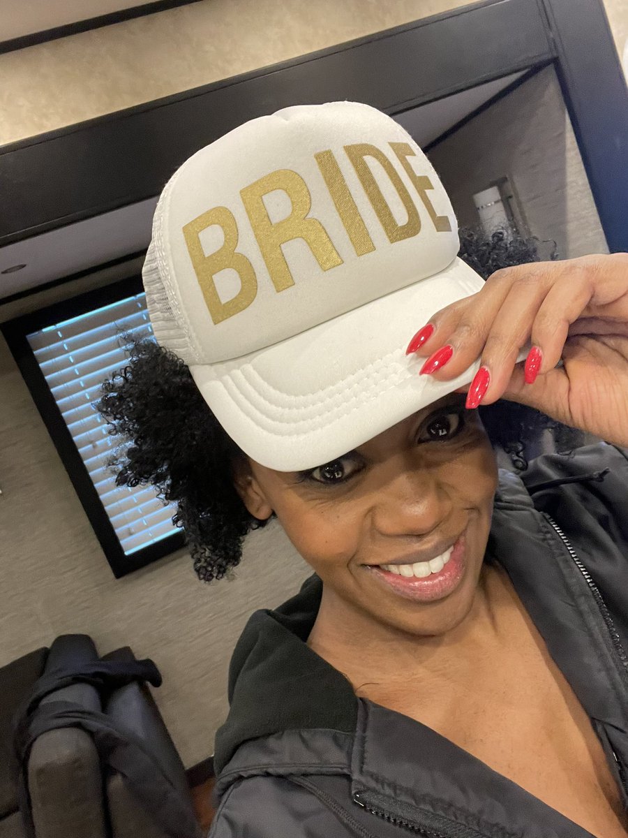 RukiyaBernard's tweet image. Bring on the snowboarding and the wedding bells #OnePerfectWedding #OneWinterWeekend #seanandmegan @hallmarkchannel