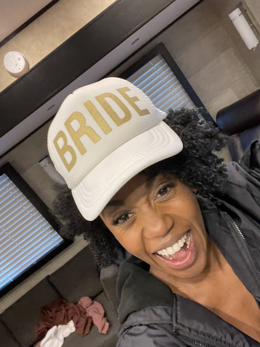 RukiyaBernard's tweet image. Bring on the snowboarding and the wedding bells #OnePerfectWedding #OneWinterWeekend #seanandmegan @hallmarkchannel