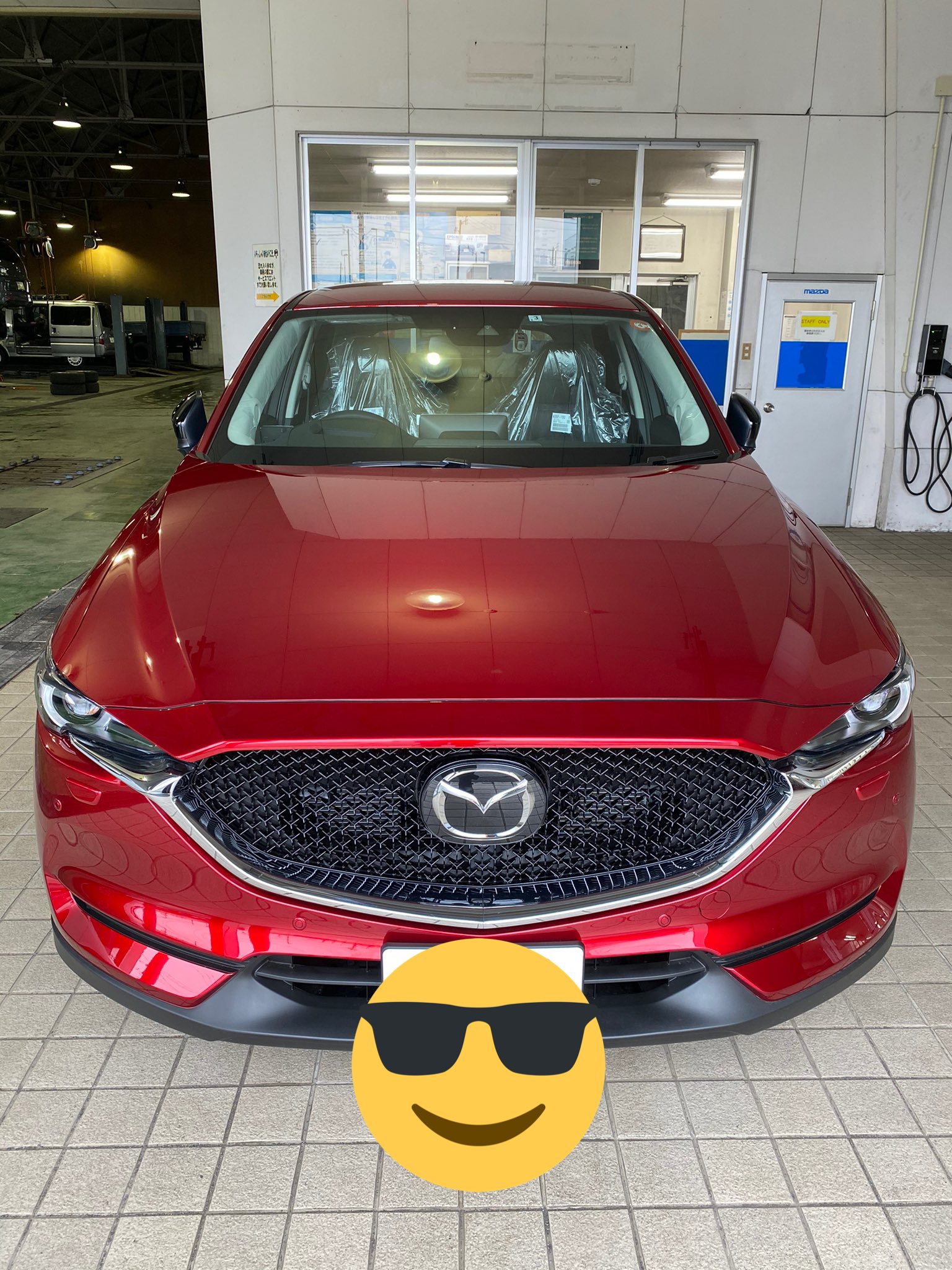 吉貴 津軽富士 新車 ついに納車です 去年の秋からこっそり練っていた 今年の春に新車買う計画をついに実現させました あいにくの雨模様なのが少し残念ですが マツダのcx5の25sのブラックトーンエディションのソウルレッド これから説明受けます