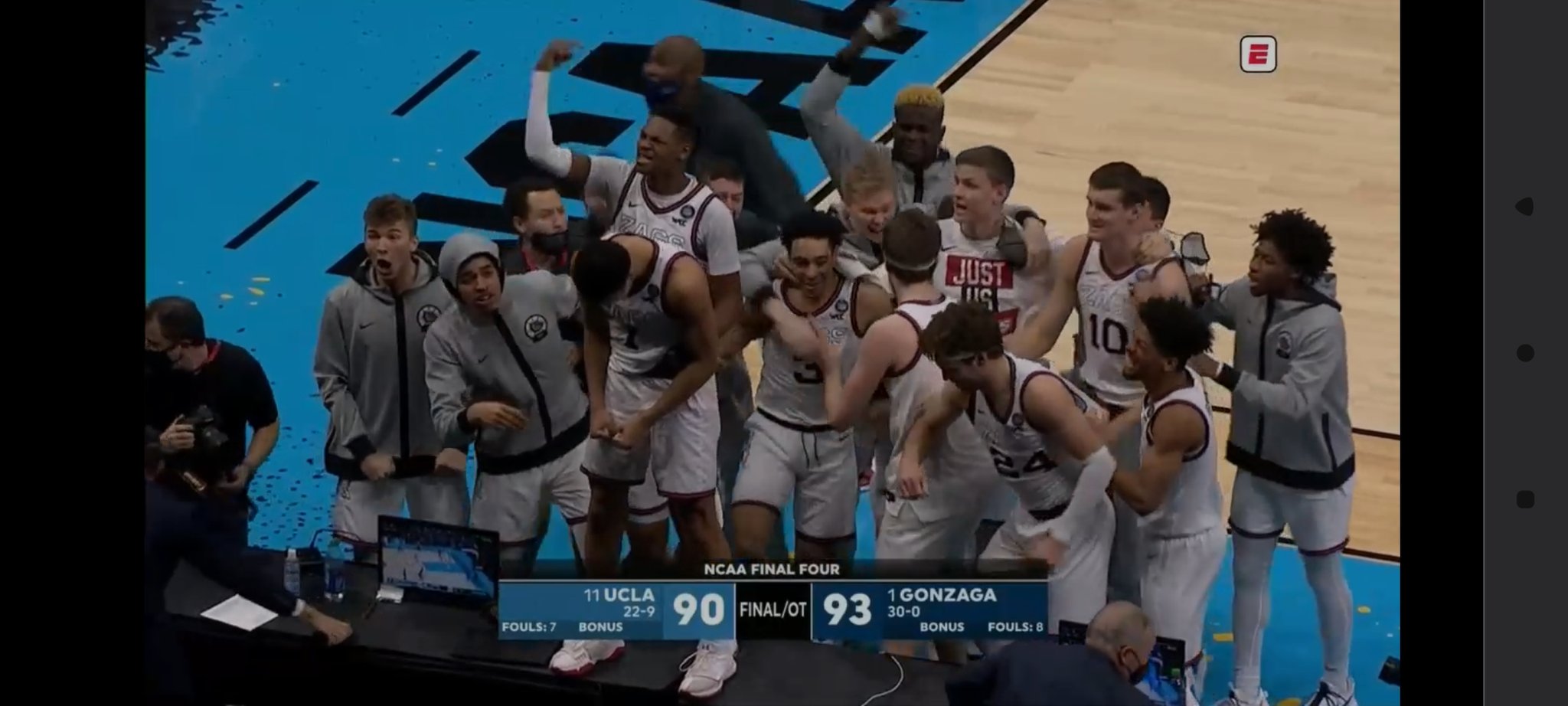 Brutaaal Cierre los #Zags Pasan a la #Final y siguen invictos 🏀🔥🔥🔥🔥 #NCAAxESPN https://t.co/vYRPOrchuO