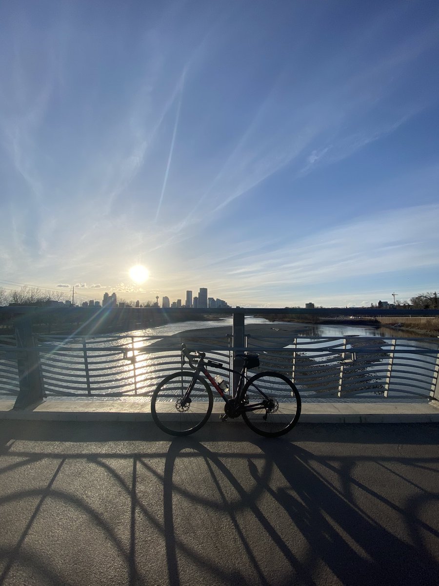 katcher_'s tweet image. It’s the season for multi-sport days 🥰 AM skiing @SkiLouise  PM biking around town