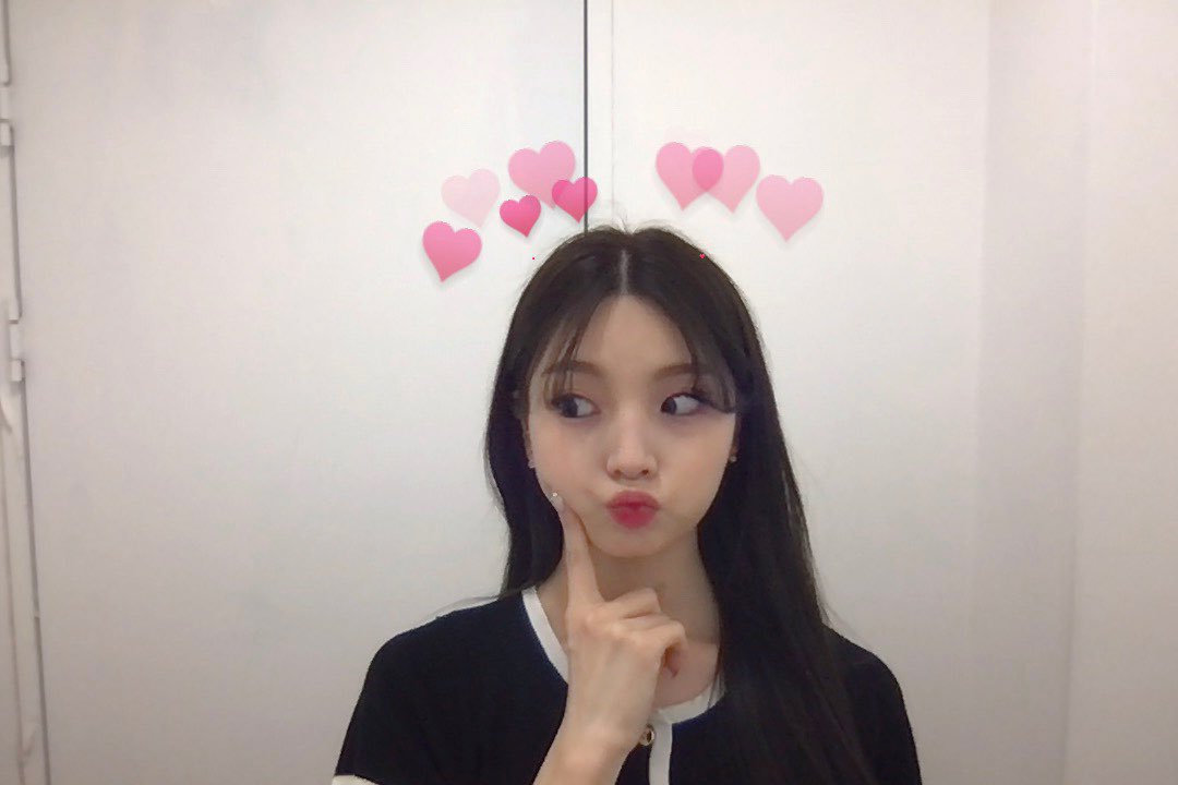 HOTISSUE_S2's tweet image. [#다인] 여러분 -!-!🍑 요즘 벚꽃이 예쁜데 다들 보셨나요 🌸 분홍분홍 정말 너무 예뻐요 💖 예쁜 꽃을 보니 여러분 생각이 나서 연습 도중 찍은 셀카와 함께 찾아왔어요 🎀 저는 여러분 생각하면서 행복한 하루 보낼게요 여러분도 다인이 생각하면서 행복했으면 좋겠어요 💝 달달한 하루 보내요 🐰💗