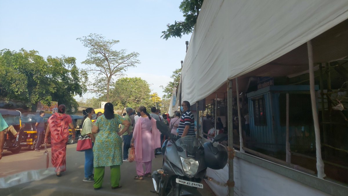 kks_karan's tweet photo. @MumbaiPolice @mybmc I've come to Dahisar jumbo covid facility for vaccination of my parents. They're stating "Sunday closed". A large number of people have turned up who have registered via aarogya setu for 4th April'21. Please assist. #JabToBeatCorona https://t.co/3yiheniz33