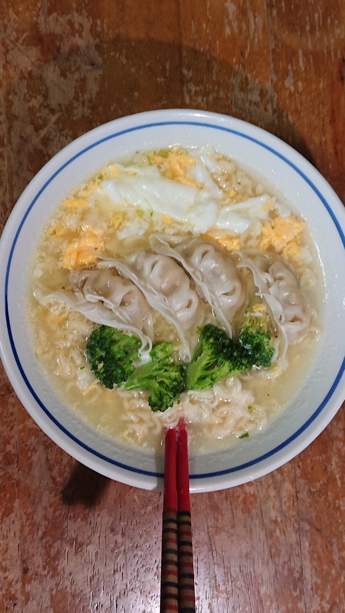 ノンポリ 昼飯インスタントラーメン 卵が崩れてしまった 170円くらいかな ノンポリ 昼飯インスタントラーメン 卵が崩れてしまった 170円くらいかな