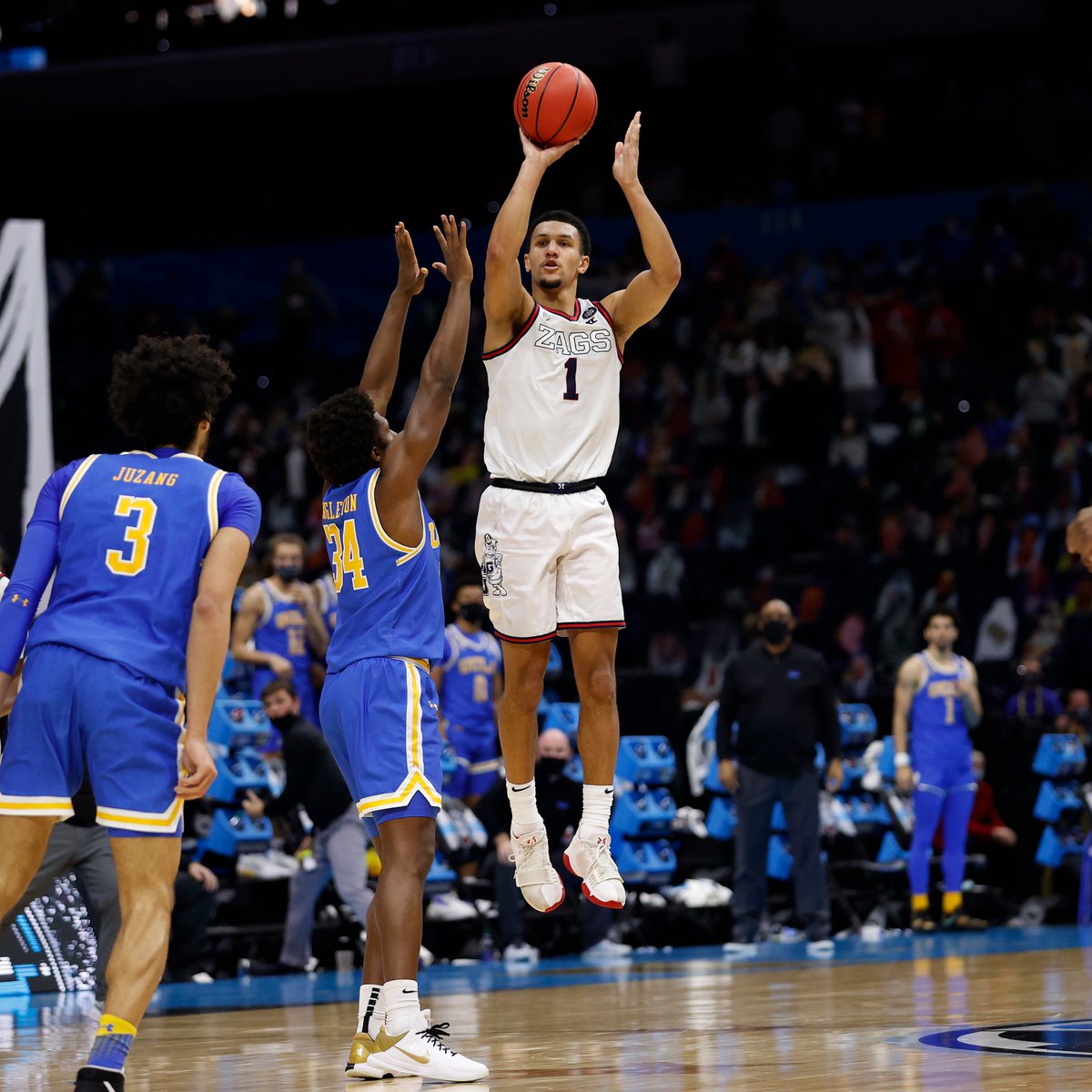 MarchMadnessMBB's tweet photo. Cemented in #MarchMadness HISTORY.

#FinalFour #UnitedWeZag https://t.co/ljnRjjhX09