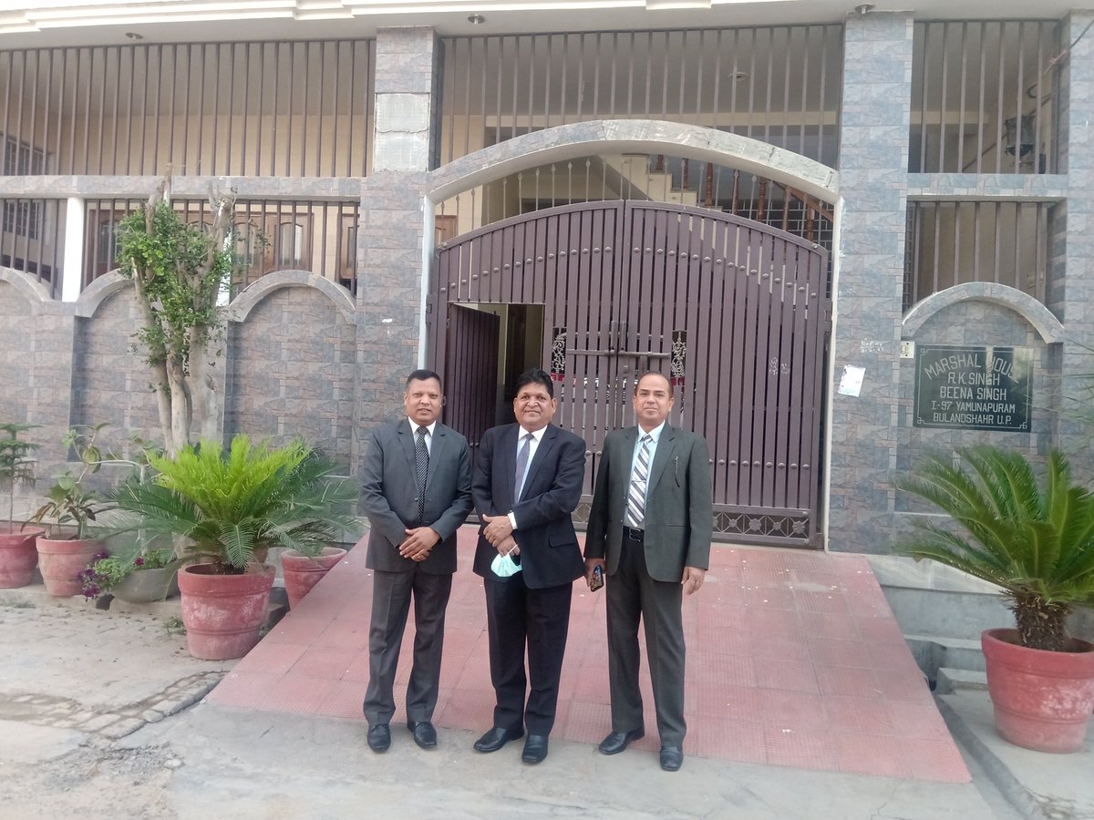chandrabprasad_'s tweet photo. Just Happening, 9.10 AM, Bulandshahar, with 1st Generation Dalit Entrepreneur Mr RK Singh (My Right) infront of his magnificent house, sets up Electric Sub Station for UP Govt,, his company *Marshal Enterprises* has a turnover of Rs 69 Cr past Financial year... https://t.co/xj2tpNeWy5