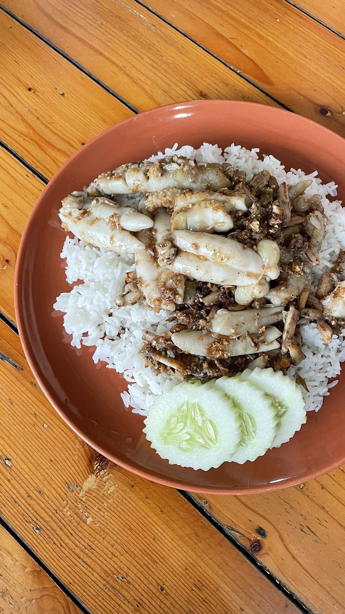 SUMATRAMM's tweet photo. ป้าติ้ด พัทยา ช้อยแรกๆสำหรับร้านอาหารที่นี้ คนเยอะแบบสุดวันหยุดไม่ต้องพูดถึงเผื่อใจมารอหน่อยแต่คุ้มรอครับ ทั้งหมดนี้ 3 อย่างมาในราคา 300 อิ่มแบบจุกทุกรอบ ให้เยอะแบบสมใจชาวอู๊สสสส 🤣 https://t.co/VAwNyHUfX5