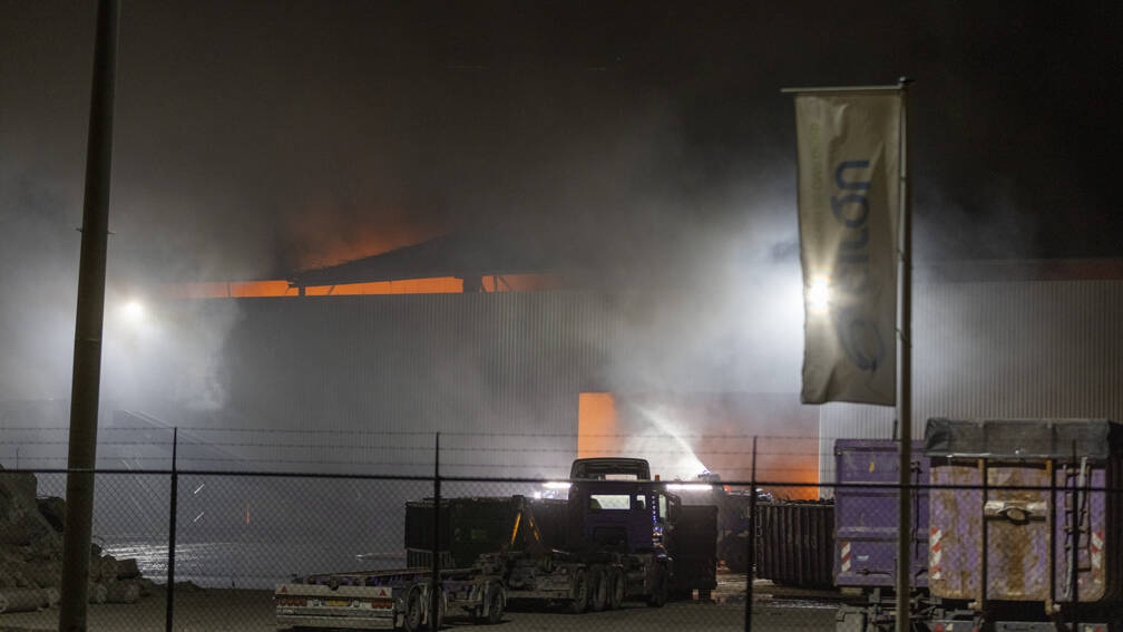 Grote brand bij Amsterdamse afvalverwerker onder controle. . Bij een afvalverwerkingsbedrijf in het Amsterdamse Westelijk Havengebied heeft gisteravond een grote brand gewoed.