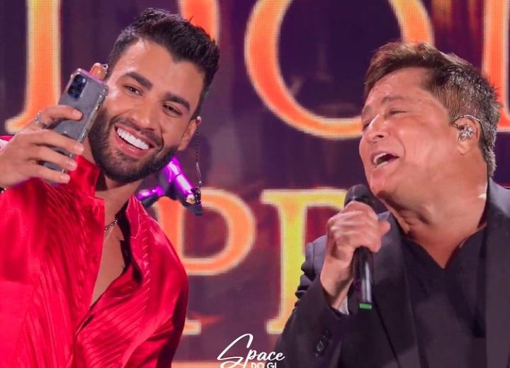 VSertanejo's tweet photo. A LIVE DO GUSTTAVO LIMA E LEONARDO:

✅ REPERTÓRIO EXCELENTE
✅ MAIS DE 1,5 MILHÃO DE PESSOAS ASSISTINDO
✅ BEBERAM PRA CARALHO
✅ FALARAM BESTEIRA D+ 
✅ QUASE 6H DE LIVE
✅ GUSTTAVO SOLTOU UM: SAUDADE DA MÃE DOS MENINO
✅ LEONARDO DISSE QUE TREPOU GOSTOSO HOJE

QUE LIVE FODA 🗣️ https://t.co/wkjICrC17a