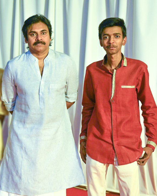 DeepalaSuhas's tweet photo. Finally after many efforts met my God @PawanKalyan in #HariHaraVeeraMallu sets 😍❤️🙏

Special thanks to @ADayakarRao2 

#VakeelSaab #VakeelSaabPreReleaseEvent
@ganeshbandla https://t.co/qd7NffNnh8