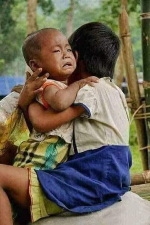 AyeChan73647512's tweet photo. @UNGeneva Where are the human rights for this children? 😢The world please save myanmar from terrorist junta.🙏🙏🙏.
#HumanRights 
#SaveMyanmar 
#savekarenpeople 
#AgainstMyanmarMilitaryCoup https://t.co/lsBZjbKnfS