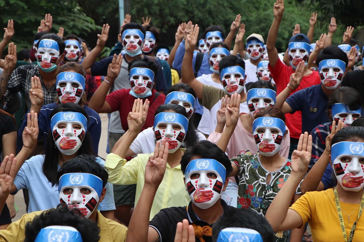 MinnThu's tweet photo. Residents in Yangon wearing masks in response to inaction of UNSC due to China on Myanmar situation. Source @dvbburmese
#MaskStrike #Yangon #PerformanceProtest #UNSC #China #RejectMilitaryCoup #WhatIsHappeningInMyanmar #Apr4Coup https://t.co/nS1r4BXMQD