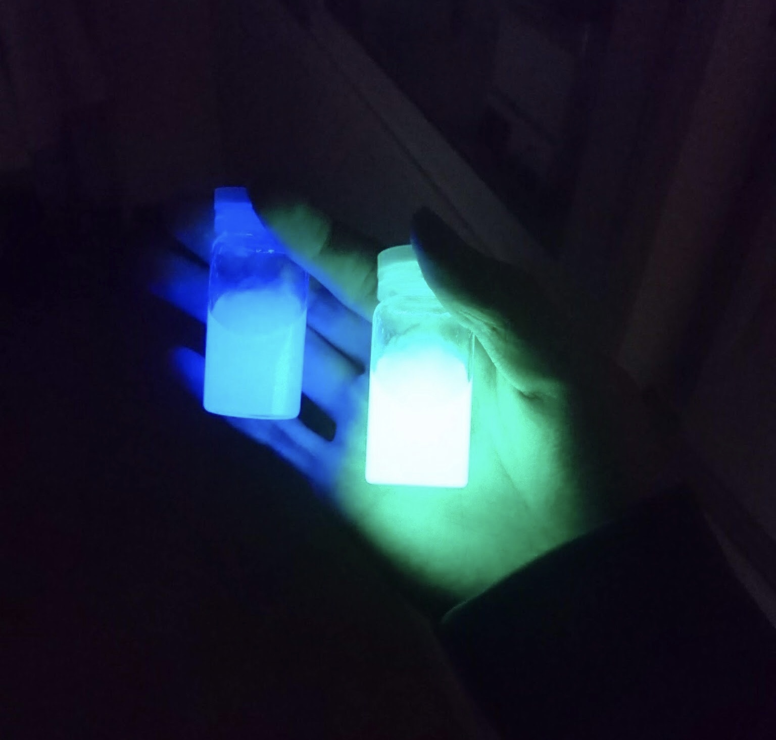 灘校化学研究部公式 過去の実験 ケミカルライトを自作しました コンサートとかで配られるやつです T Co 0ge6oeoyg5 Twitter