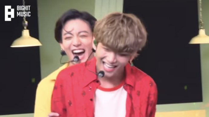 tetesgallery's tweet photo. nooo look at taekook 😭 https://t.co/N2liXxXBdP