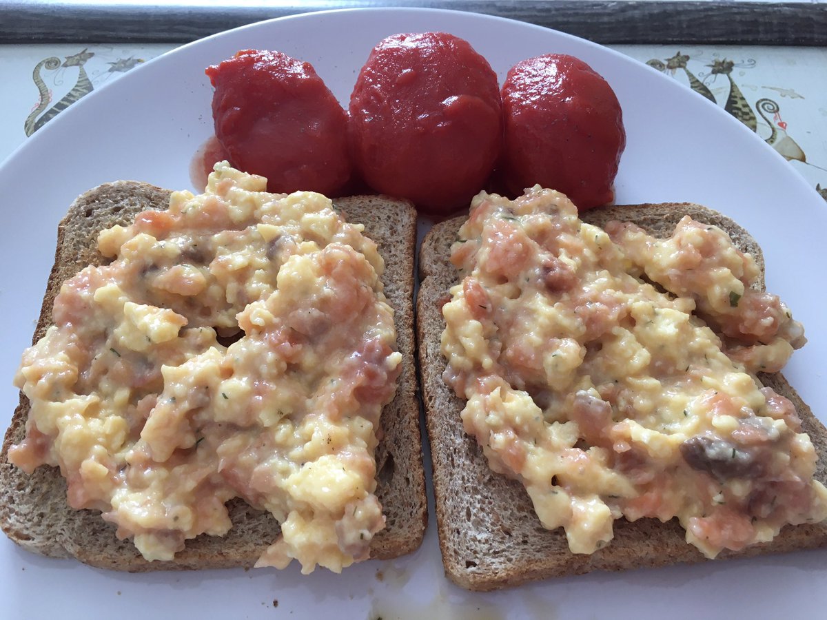 Yummy Easter Sunday breakfast, scrambled duck eggs with smoked salmon and dill, served on heb toast with a side of tomatoes 🍅 Roast pork dinner planned for later 👍😁#slimmingworld #foodoptimising #onplan #backtotarget #breakfast