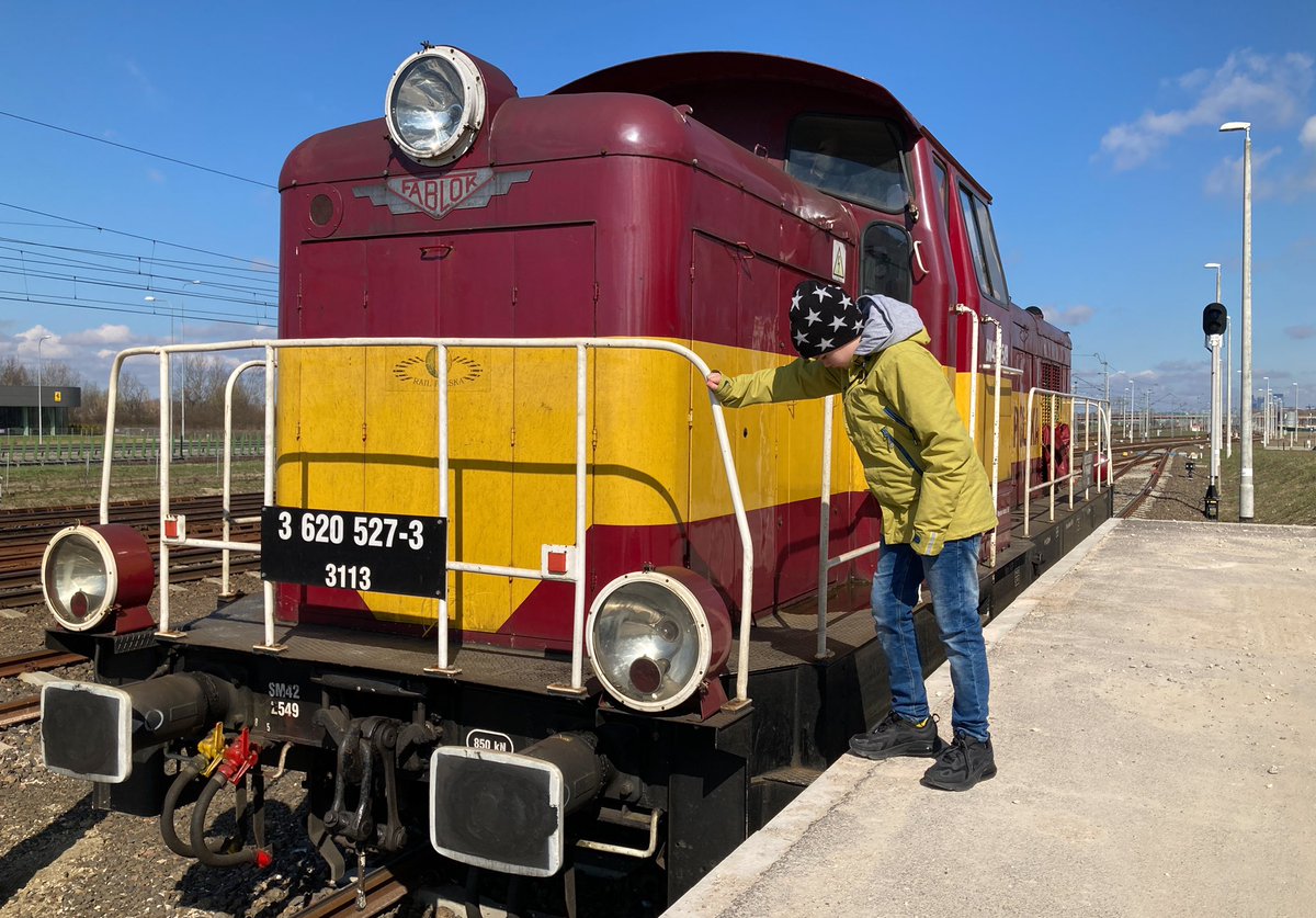 josviaque's tweet photo. #Wielkanoc.ny spacer na stację #Warszawa #Okęcie. #SM42 #Fablok #Stonka #RailPolska #DieselPower https://t.co/6iWXNosAzo