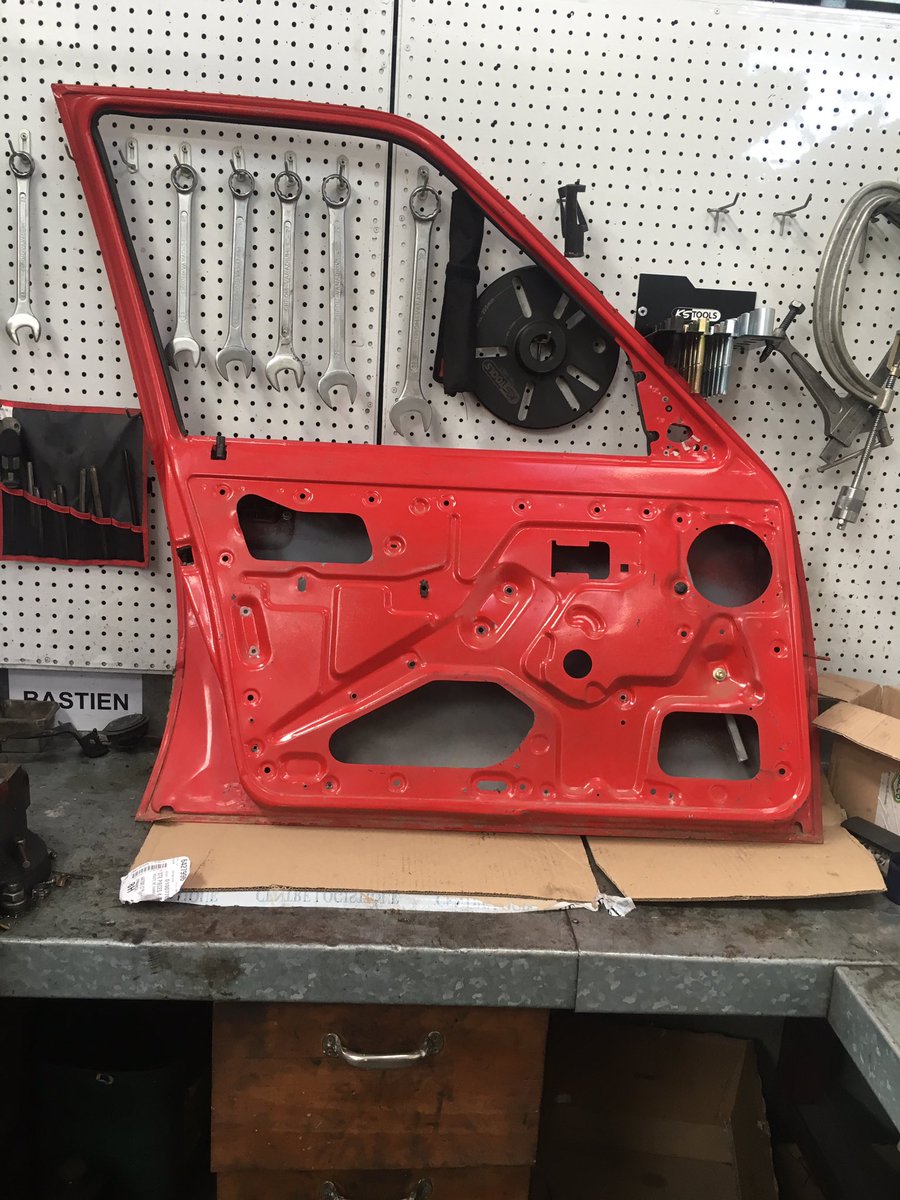 VignRaid's tweet image. L’équipe Vign’Raid continue sa préparation pour @EuropRaid !
Muscardine continue sa transformation avec le remplacement d’une porte.