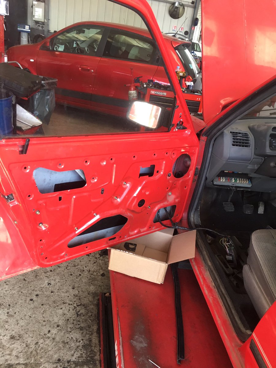 VignRaid's tweet image. L’équipe Vign’Raid continue sa préparation pour @EuropRaid !
Muscardine continue sa transformation avec le remplacement d’une porte.