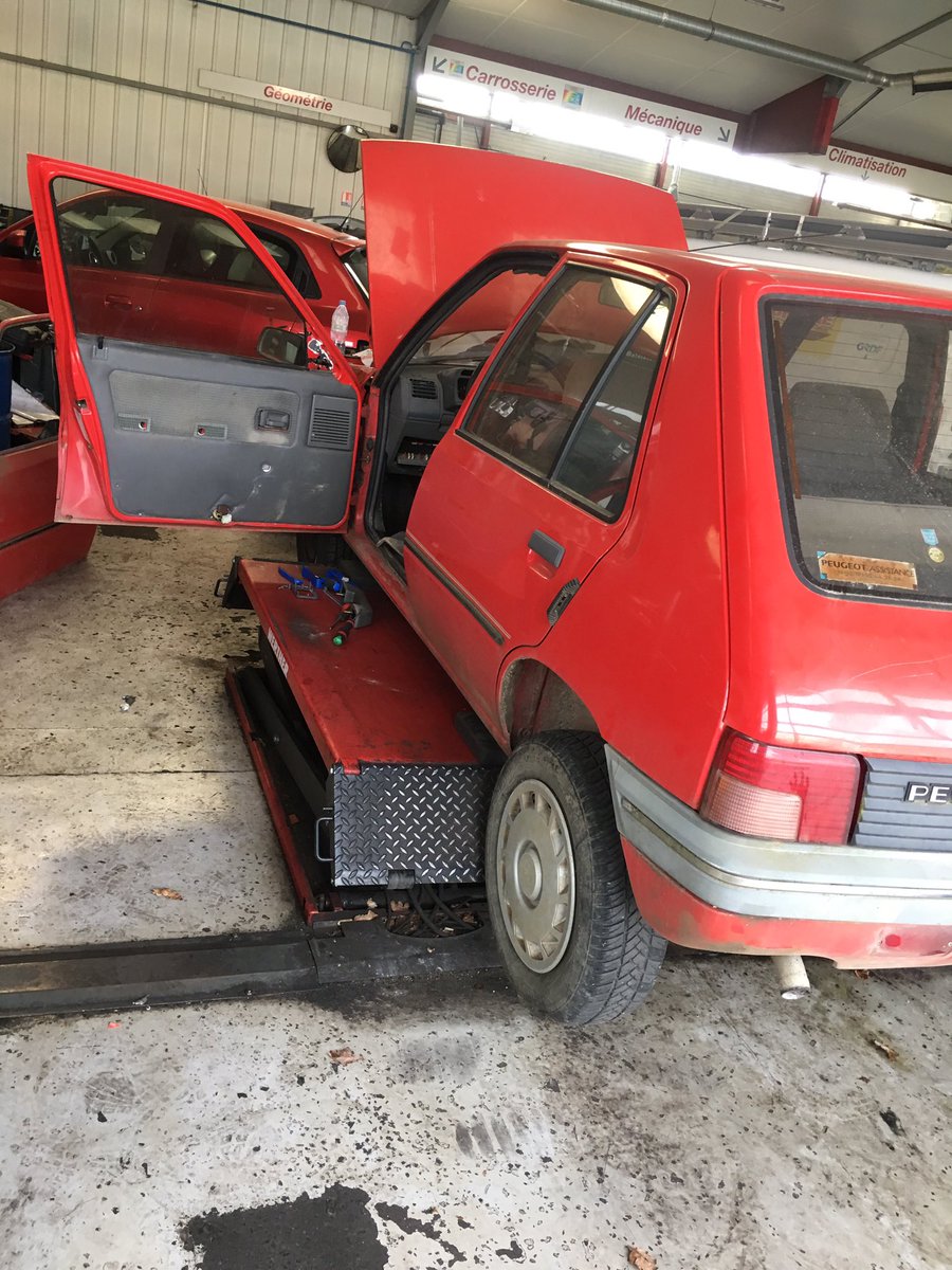 VignRaid's tweet image. L’équipe Vign’Raid continue sa préparation pour @EuropRaid !
Muscardine continue sa transformation avec le remplacement d’une porte.