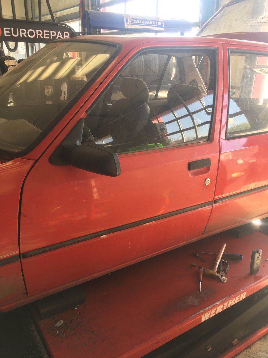 VignRaid's tweet image. L’équipe Vign’Raid continue sa préparation pour @EuropRaid !
Muscardine continue sa transformation avec le remplacement d’une porte.