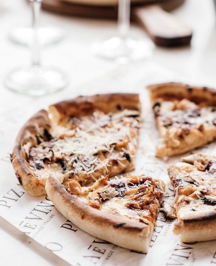 Anyone who says that money cannot buy happiness has clearly never spent their money on pizza! 😍
#pizza #love #yummy #Delicious #Tasty #kickititalian