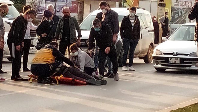 Sakarya'da psikolojik sorunları olan bir vatandaş, kendini arabanın önüne attı. Çarpmanın ardından ayağa kalkan şahıs, "Ben daha ölmedim mi?" diyerek kendini başka bir arabanın altına daha attı.