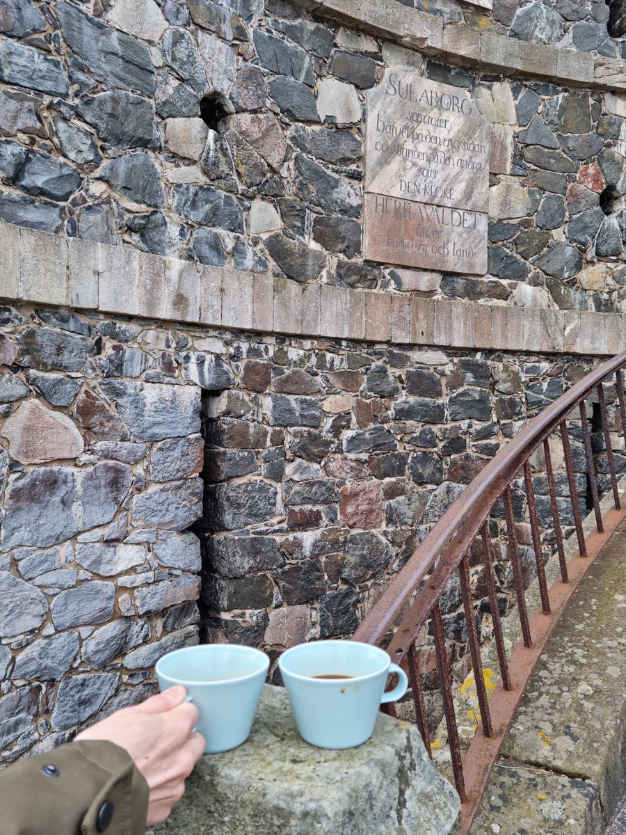 Aeignatius's tweet photo. Kun tuntuu ettei pääse oikein minnekään, pääseekin vaikka minne. Vaikka aamukahville keskelle historiaa. https://t.co/L7Ai4Hqqou