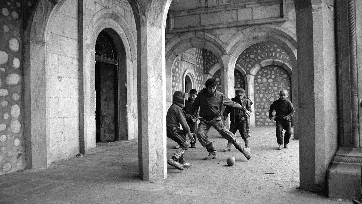 AyshanASLAN's tweet photo. Armenian boys play football in a deserted Azeri mosque.🕌
📍#Shusha, 1996
By doing these Armenians insulting the feelings of not only Azerbaijanis but all the #Muslims of the world. Now Shusha is liberated. And thanks be to God, the #Azan can already be heard from that mosque.🤲 https://t.co/kAbN8lK65D