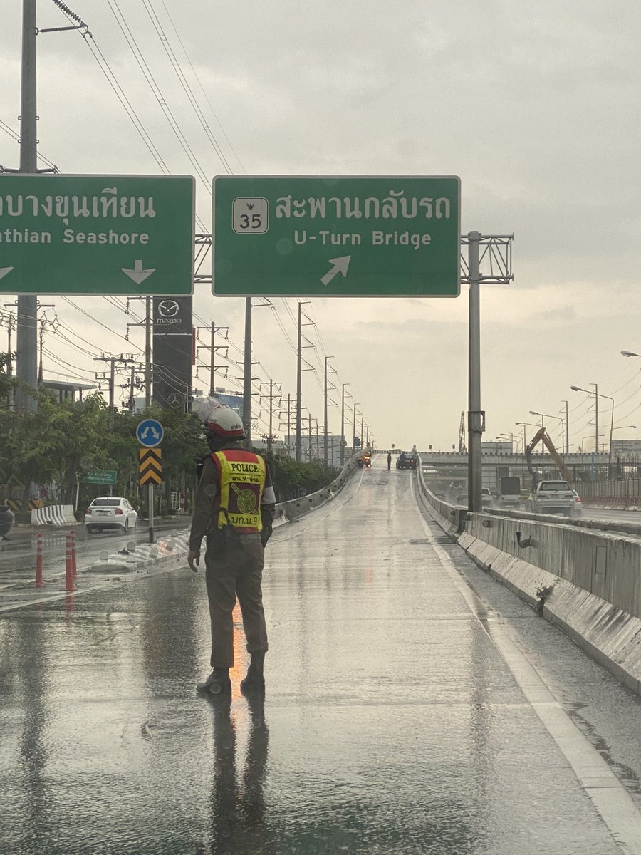 SoiszZ's tweet photo. @js100radio 13:25 หน้า central พระราม 2 ไม่แน่ใจว่ารถน้ำหมดหรือรถเสียบนทาง u-turn คาดว่าตำรวจกั้นถนนเพื่อเข็นรถลง https://t.co/J37w9rU2dy