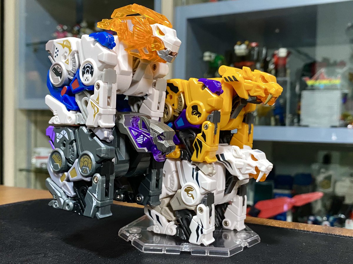 foxracingfive's tweet photo. Cute cube cats @52Toys @s250_MKII #52toys #beastbox #desktoys #ビーストボックス #leonardo #torado #pantera #benger https://t.co/0DCn4kenI9