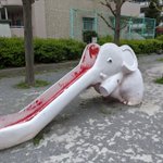 早く塗り替えてあげて～!公園にあるぞうの滑り台が・・・。