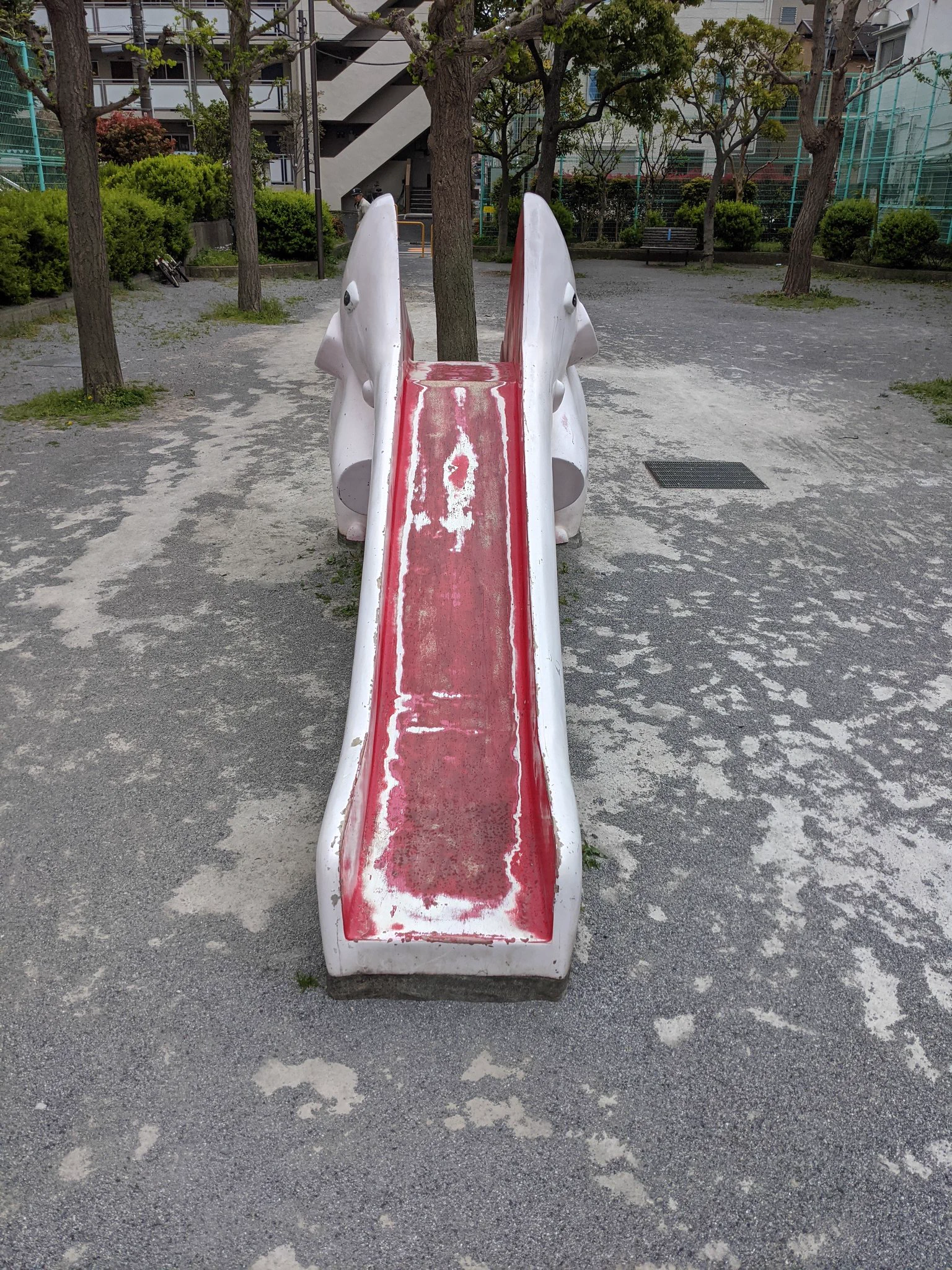 早く塗り替えてあげて～！！公園にあるぞうの滑り台が・・・。