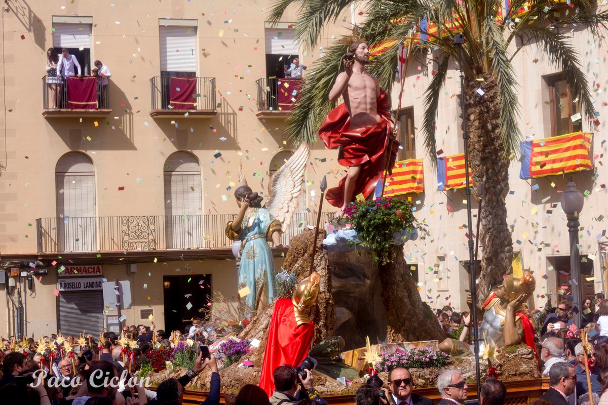 Esto_es_Elche's tweet photo. PROCESIÓN DE LAS ALELUYAS
Procesión que se celebra el Domingo de Resurrección “llena las calles ilicitanas,  del color que aportan los cientos de miles de pequeñas estampas con motivos religiosos y que son lanzadas al paso de las imágenes procesionales”. https://t.co/BgZ0rAKm9T https://t.co/W2mBRGnzVE