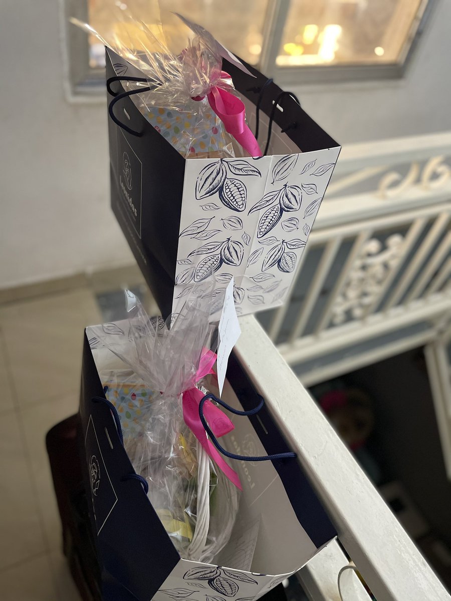 central_sage's tweet photo. Elles adorent du chocolat 🍫 et aujourd’hui c’est la résurrection du christ j’en profite pour les offrirent le meilleur chocolat de Bruxelles.

Bonne fête de Pâques à mes deux filles 🥰🥰🥰🥰🥰 mes princesses et leur maman la reine 👸 ♥️ https://t.co/pK6EkvaZcy