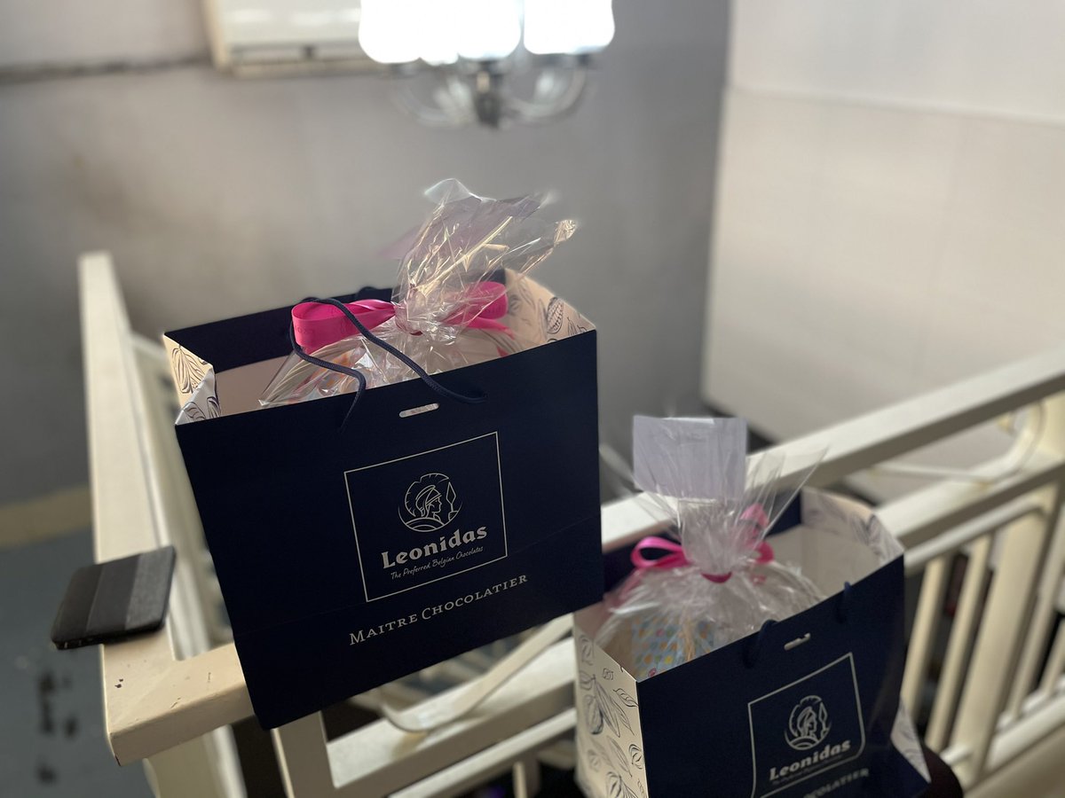 central_sage's tweet photo. Elles adorent du chocolat 🍫 et aujourd’hui c’est la résurrection du christ j’en profite pour les offrirent le meilleur chocolat de Bruxelles.

Bonne fête de Pâques à mes deux filles 🥰🥰🥰🥰🥰 mes princesses et leur maman la reine 👸 ♥️ https://t.co/pK6EkvaZcy