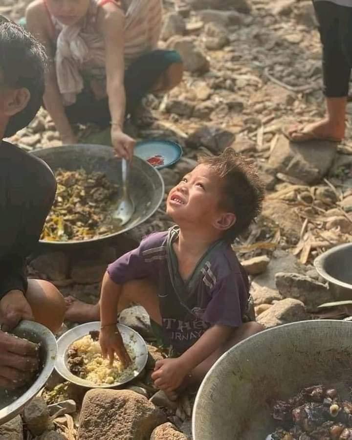 nslwin's tweet photo. A child gets up and runs when he sees a plane flying while eating — in Karen State.

#WhatsHappeningInMyanmar #Apr4Coup #MilkTeaAlliance https://t.co/9YByFGHFgE