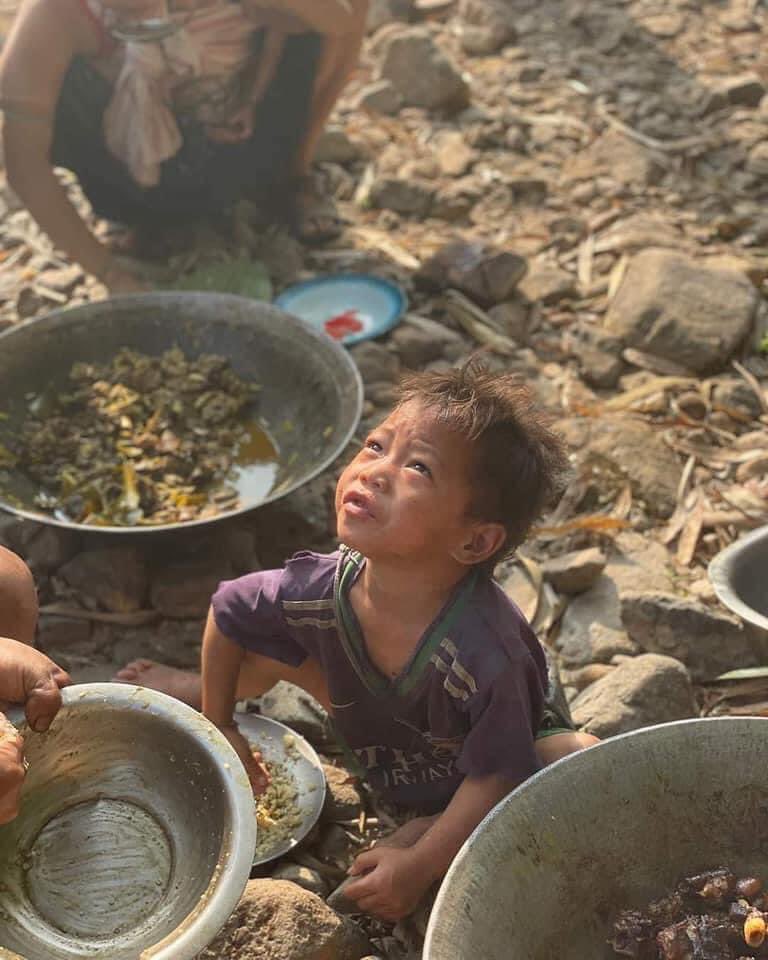 nslwin's tweet photo. A child gets up and runs when he sees a plane flying while eating — in Karen State.

#WhatsHappeningInMyanmar #Apr4Coup #MilkTeaAlliance https://t.co/9YByFGHFgE