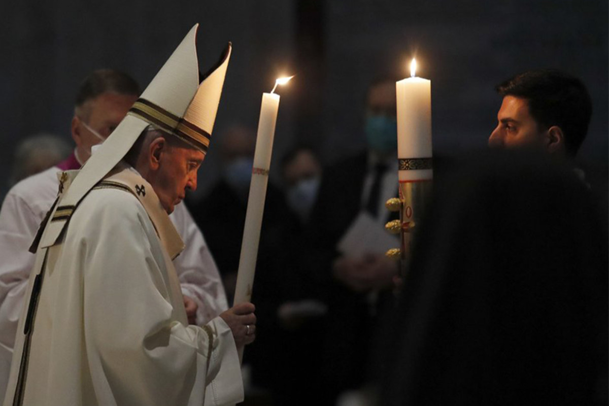 Pope Francis urges hope during Easter vigil