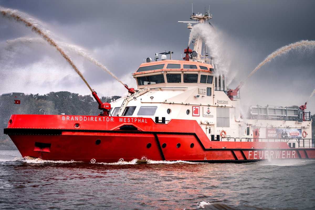SiemensInfra's tweet photo. #SmartSightsSunday maritime ⚓
The port of #Hamburg has one more tourist attraction: 🛥️ 🚒
With its size and massive #firefighting capacity ‘Branddirektor Westphal’, Europe’s most advanced #fireboat, is setting new standards. 🔥 🧯
💦 https://t.co/8NYMgg3GY7 👩🚒 #firesafety https://t.co/FIH6Zod7c5