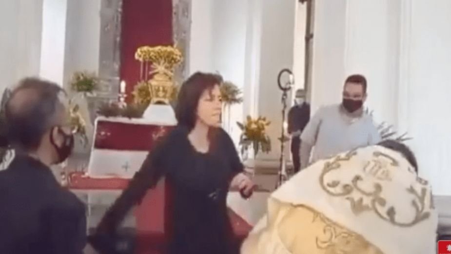 ElInformanteMX's tweet photo. Mujer #CACHETEA a sacerdote durante misa de Jueves Santo.
https://t.co/l8zQSkzHiZ https://t.co/4xsAJzUm38